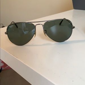 Ray-Ban polarized aviators. Size large RB 3025